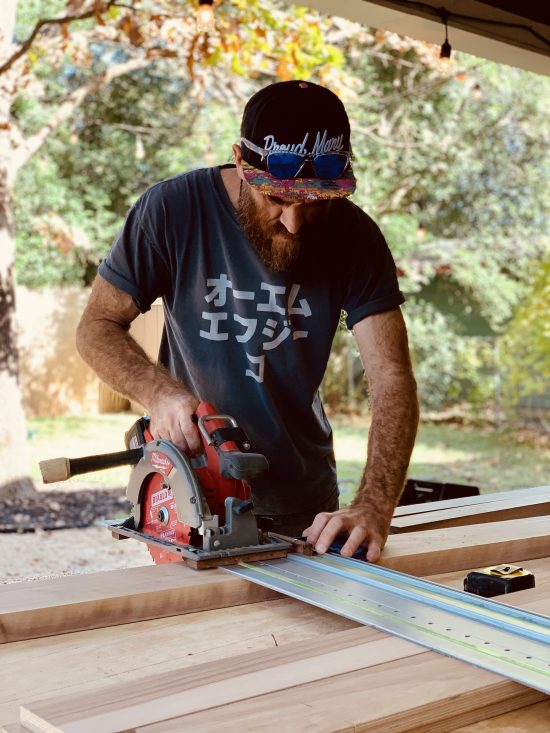 Nolan Hirte construye muebles de bar para la nueva ubicación de Proud Mary en Austin, Texas.