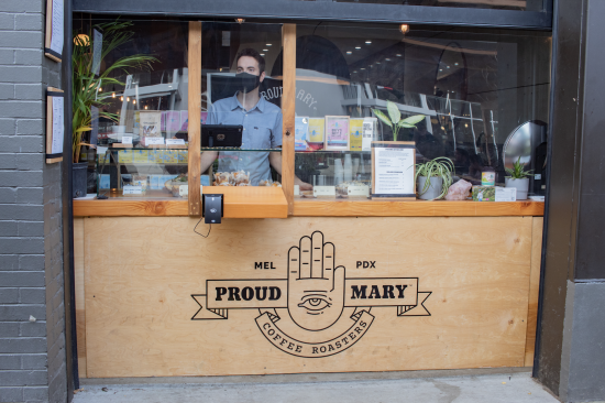 Ventana para llevar de Proud Mary construida durante la pandemia de Covid-19.