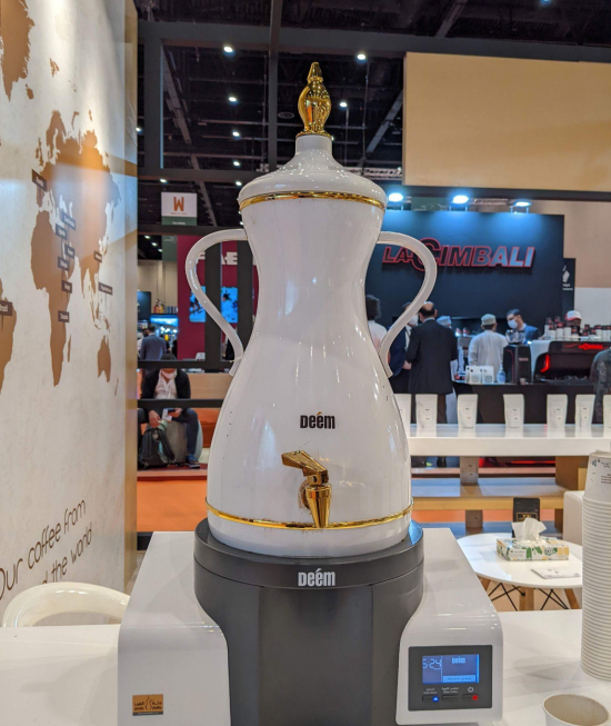 Considere a los invitados Cafetera árabe Dalla en World of Coffee Dubai