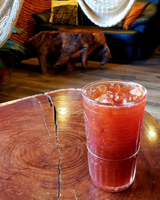 La bebida fría de verano de frambuesa Kyoto en el Rosa Hammock Cafe en Santa Cruz, California.