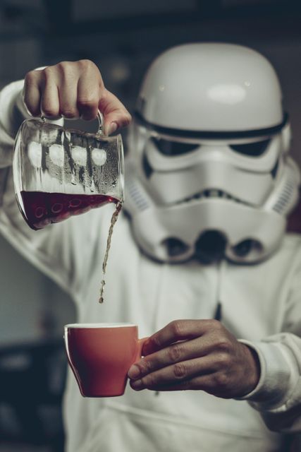 Un soldado de asalto de Star Wars sirve café en Origen Tostadores de Café