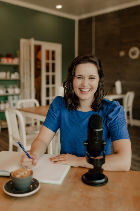 Laura Stewart, fundadora de "Charla de barista" Podcast en su escritorio.