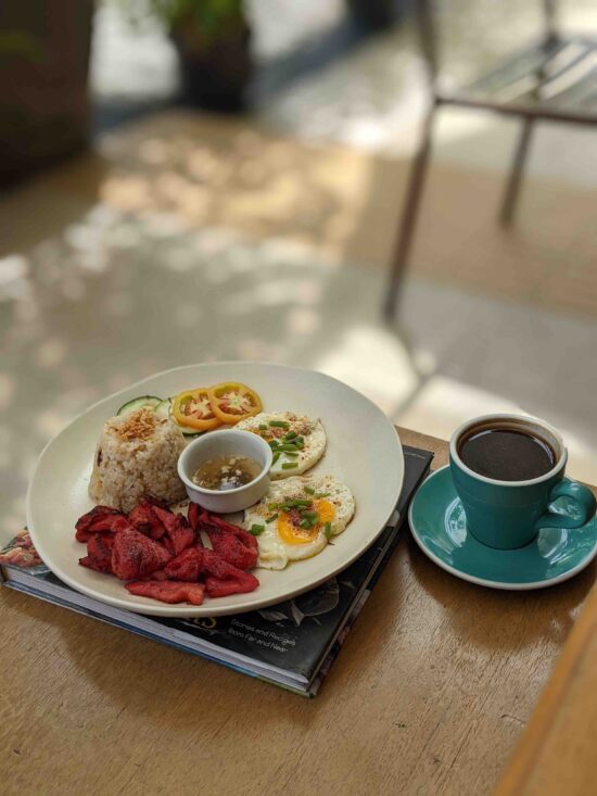 Un plato de desayuno con una taza de café en YDG Coffee en Manila.