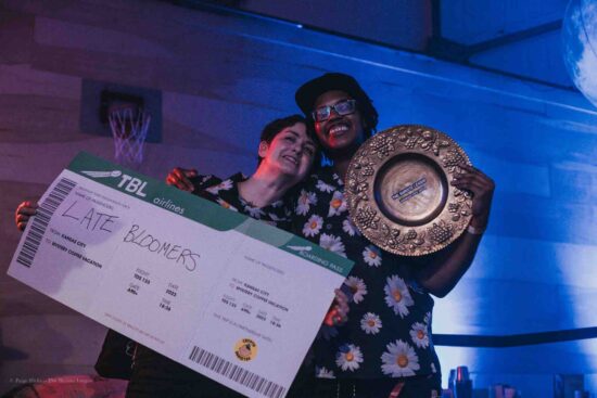 Team Late Bloomers, Kate Blackman y Erica Chadé sostienen su trofeo y un boleto de avión gigante en sus manos después de ganar la Barista League Kansas City.