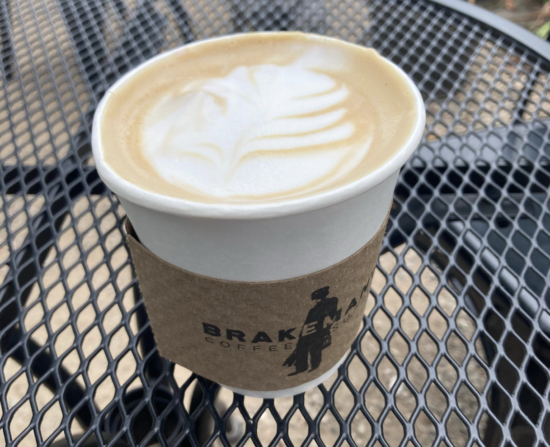 Un café con leche con trufa de arándanos en una mesa en Brakeman's Coffee and Supply en Charlotte, NC
