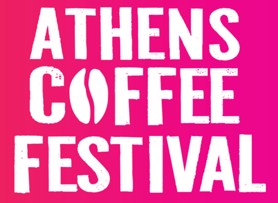 Logotipo oficial del Festival del Café de Atenas. La O en el café tiene la forma de un grano de café. El fondo es de color rosa intenso con letras blancas en negrita.