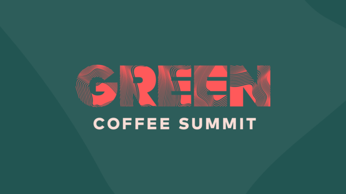 Green Coffee Summit logotips, sarkans un balts burtu fonts uz tumši zaļa fona.
