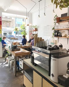 A presszógép a berlini Isla Coffee-ban. 
