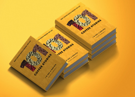En stak med 101 Coffee Stories-bøger.  De har et gult omslag, og tallet 101 er stavet i kaffebønner og kirsebær.