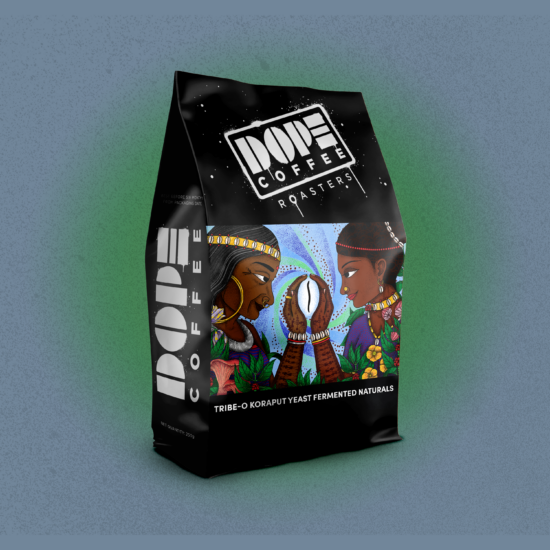 Натуральна дріжджова ферментована кава Dope Coffee Tribe-O Koraput знаходиться в чорному поліетиленовому пакеті з білим логотипом великими літерами.  Логотип виглядає стікаючим, наче намальований спреєм.  На зображенні зображені дві жінки в традиційному індійському одязі та коштовностях, які посміхаються та стискають руки разом, щоб вони утворили коло, у якому тримають блакитне кавове зерно.