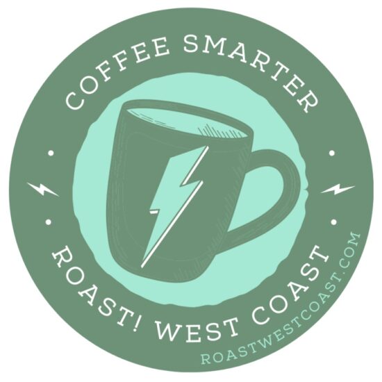 Логотип Roast West Coast: мультяшная синяя кофейная кружка с молнией.