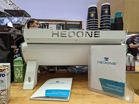 Una máquina de espresso blanca aerodinámica de Hedone en el festival.