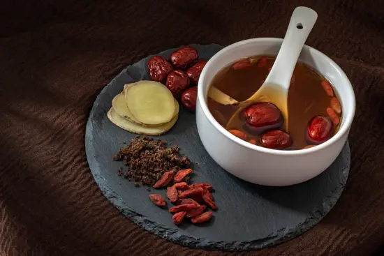 Jujube in a bowl and on a plate.