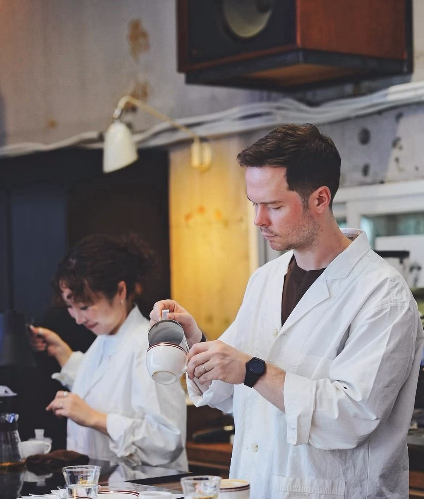 Una foto del campeón mundial de Barista 2022, Anthony Douglas, elaboración de café.